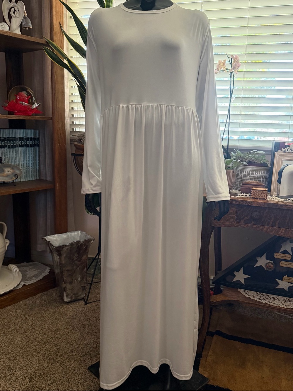Maxi White Dress W/Long Sleeves.            Size 3X